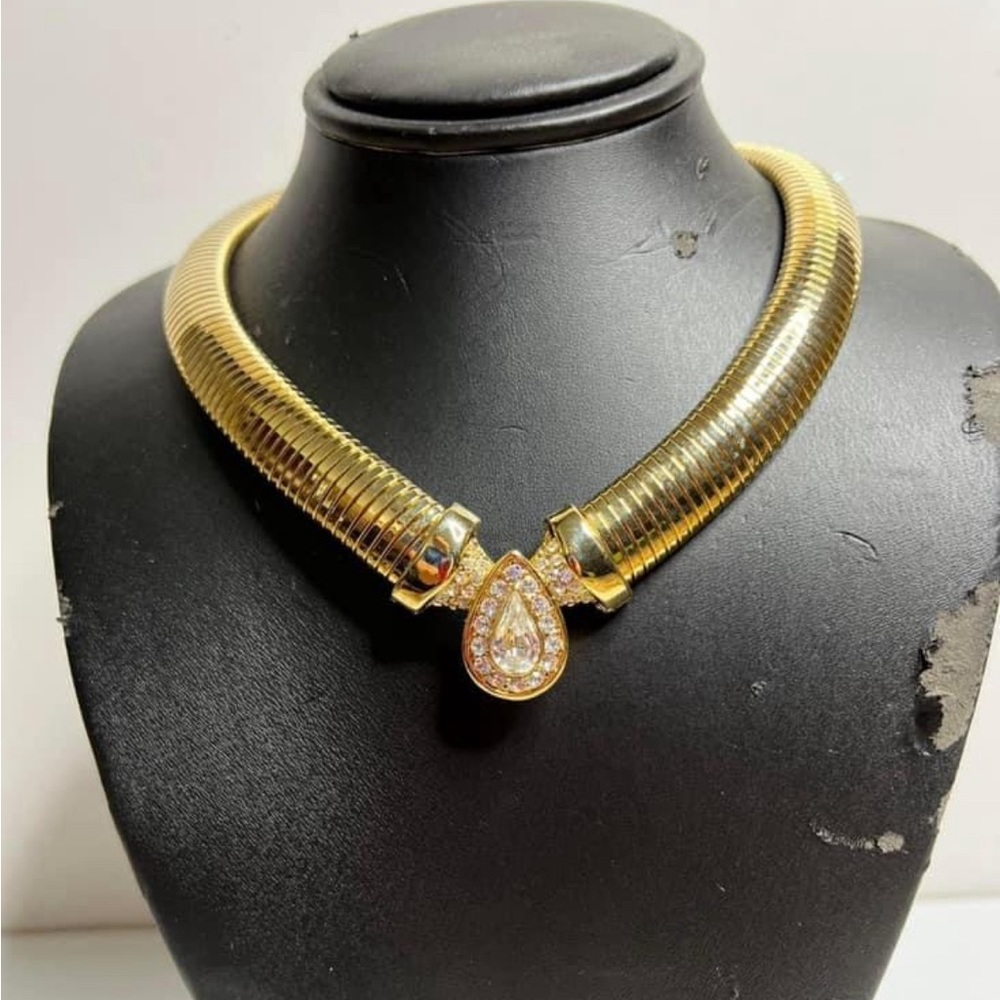 Sophisticated Gold-Tone
Choker Necklace with Teardrop Pendant